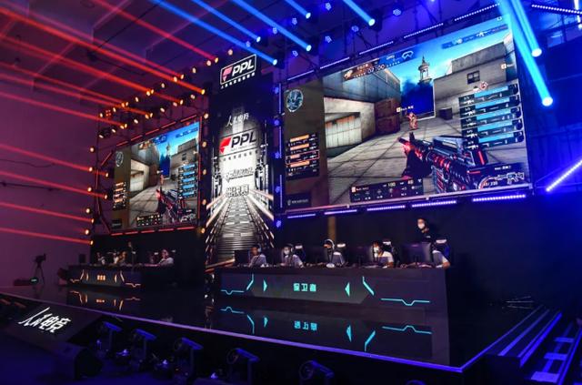 LPL 决赛现场归来画面：银龙杯已经近在咫尺，放手 再试一次