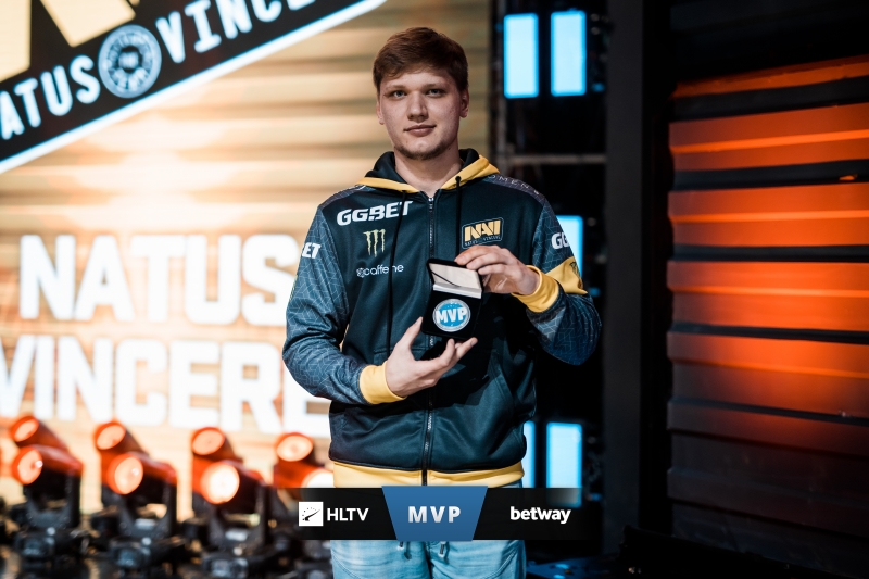 石头在行动：我向Daeny提供了一份合同，他还没有拒绝，也没有决定加入哪个战队。