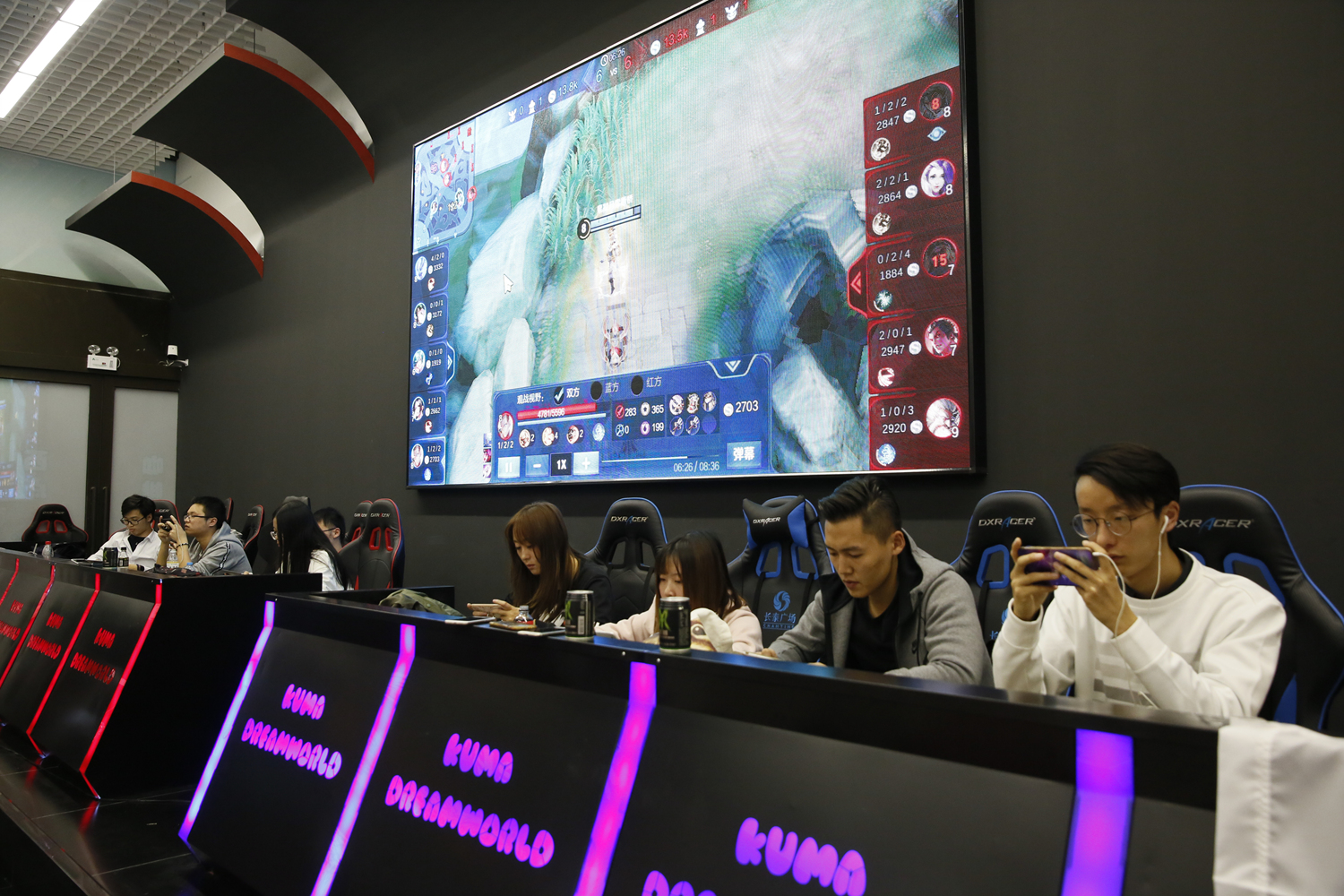 王继德分享了一张与Gugu／王多多的LPL全明星照片：“这两个人真的很帅，对吧？”